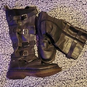 Vintage docs barely worn. Black leather with purple plaid lining. Full zip. US 9